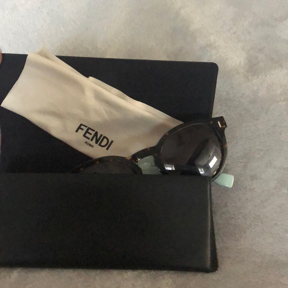 FENDI Sunglasses - Picture 5 of 7